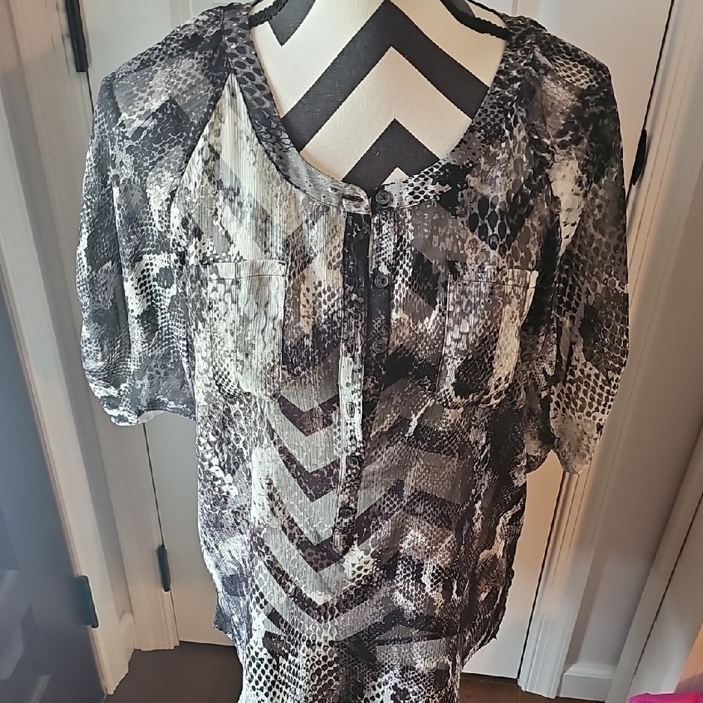 Express Black and White Graphic Short Sleeve Blouse
